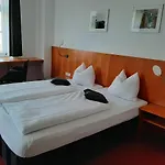 Sleep & Go! Self Service With Community Kitchen 호텔