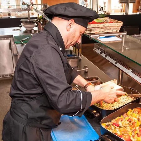 Sleep & Go! Self Service With Community Kitchen *